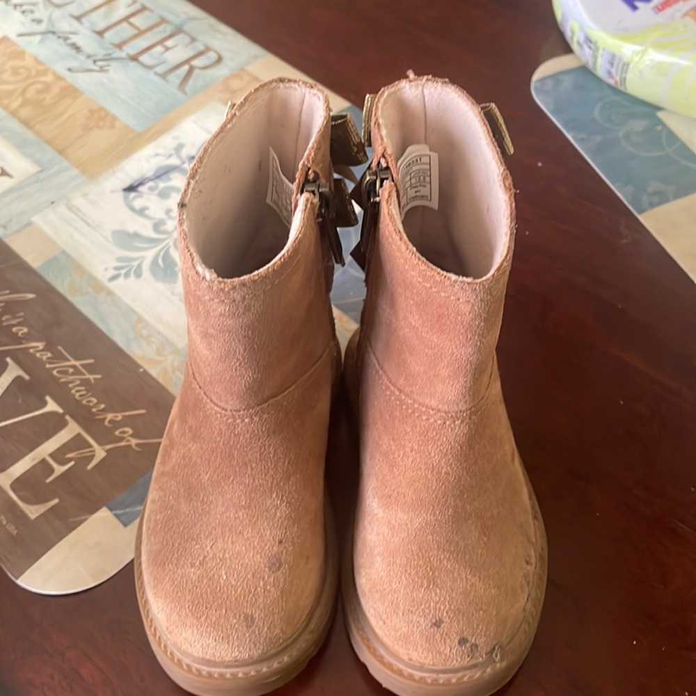 Uggs boots for little girl sizes 6